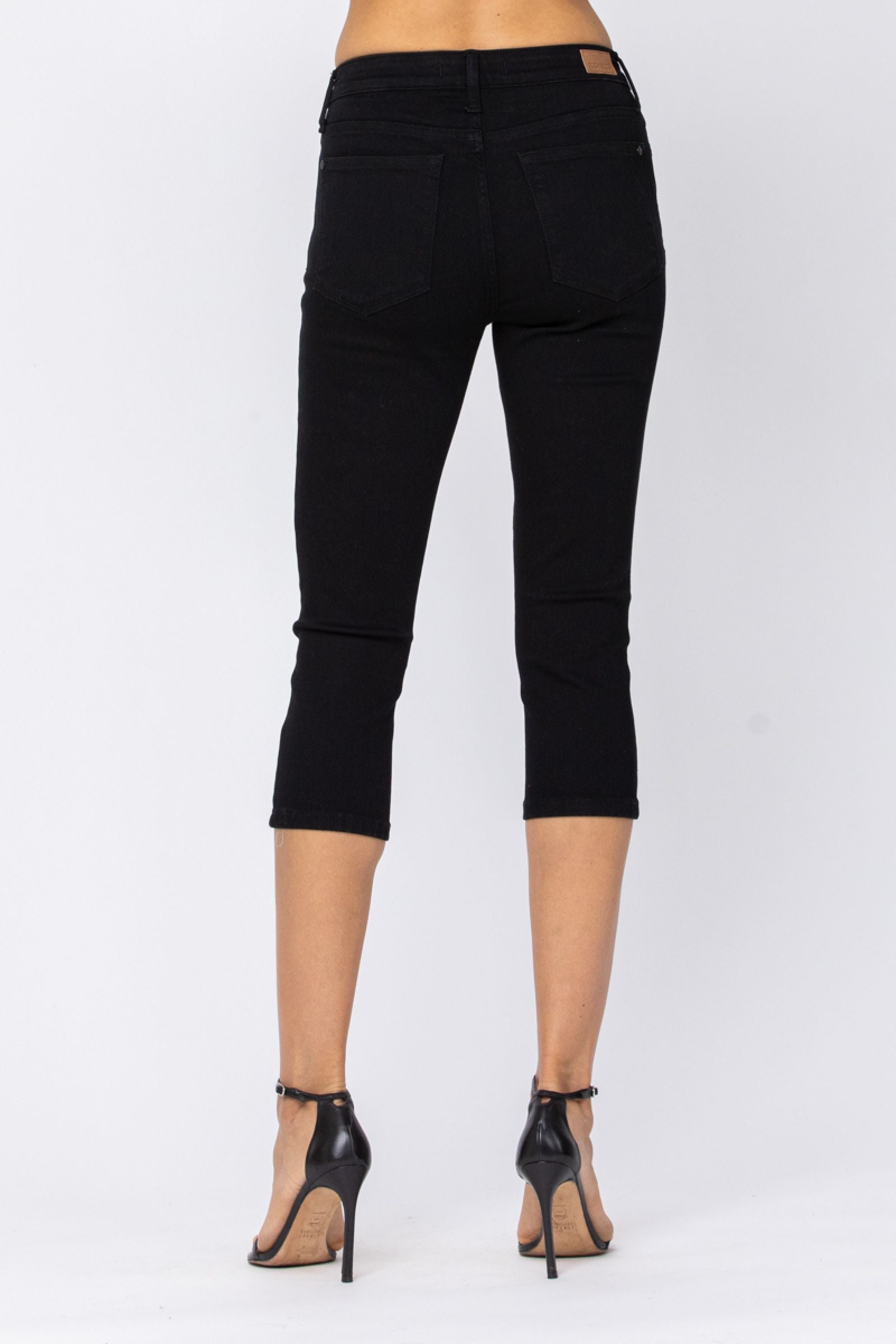 Judy Blue Mid-Rise Back to Black Capris